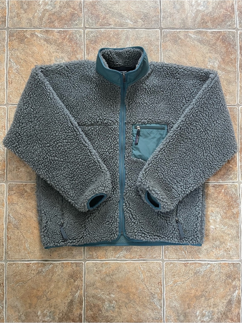 Patagonia Retro Cardigan Charcoal Heather with Aspen Green